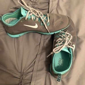 Women’s Nike freeruns size 7